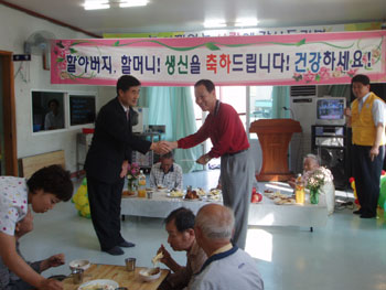 ▲ 한국농촌공사 조근상 지사장이 소망의 집에 성금을 전달하고 있다.