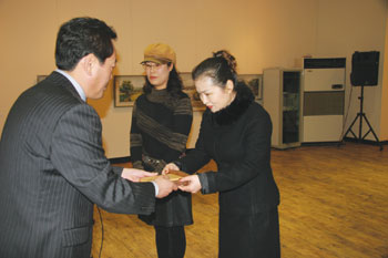 ▲ 본지 이형렬 대표이사(왼쪽)가 장애경·이상옥 감사패를 전달하고 있다.