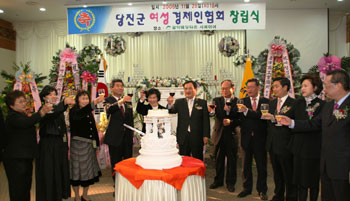 ▲ 여성경제인협회 창립총회에서 참석자들이 건배를 하고 있다.