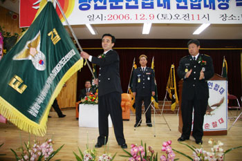 ▲ 박성원 신임연합대장이 취임과 함께 전달받은 연합대기를 힘차게 휘드르고 있다.