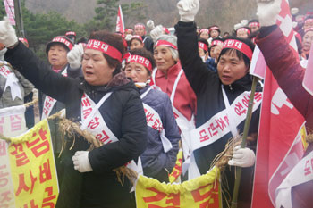 ▲ 고대 슬항2리 주민들이 지난 14일 마을회관 앞에서 반대집회를 열고 우리담배 공장 입주 반대를 외치고 있다.
