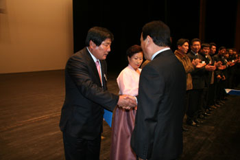 ▲ 이진섭 교로2리 새마을 지도자(왼쪽)가 민종기 군수로부터 최우수상장을 전달받고 있다.