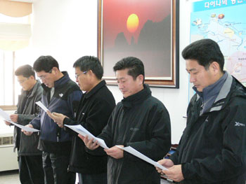▲ 생명이고 인권인 물 사유화 반대 공동대책위원회’의 한성문 당진군농민회장(왼쪽에서 세번째)이 기자회견문을 낭독하고 있다.