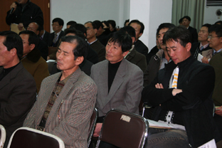 ▲ 석문면 군수 읍면순방에서 참석자들이 군수의 군정보고에 귀를 기울이고 있다.