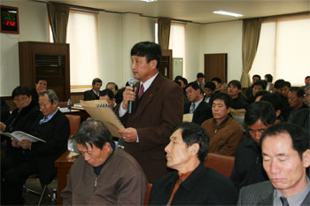 ▲ 송산면 군수 읍면순방에서 한 주민이 건의사항을 말하고 있다.