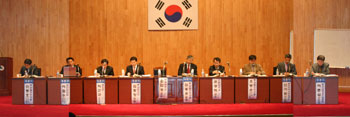▲ 당진군 현안과제 대안모색을 위한 정책토론회에서 참석자들이 토론을 벌이고 있다.