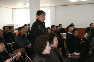 ▲ 이원석 사관리장이 군수읍면순방에서 건의사항을 이야기하고 있다.