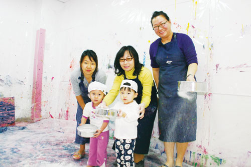 ▲ 왼쪽부터 황상희 교사, 최정빈(4), 최정아 원장, 송보빈(4), 엄근애 교사 밀가루 놀이 수업 중 함께 사진을 찍었다.