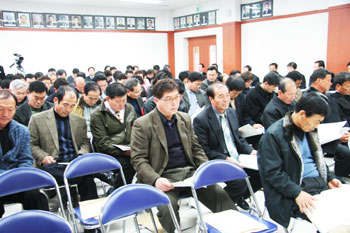 ▲ 합덕읍 읍면순방에서 주민들이 민종기 군수의 설명을 듣고 있다.