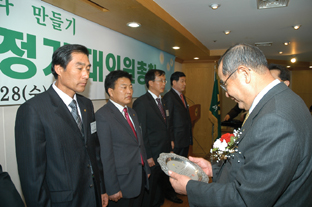 ▲ 전국 새마을지회 평가에서 2위를 차지한 당진지회의 오연섭 지회장이 수상하고 있다.