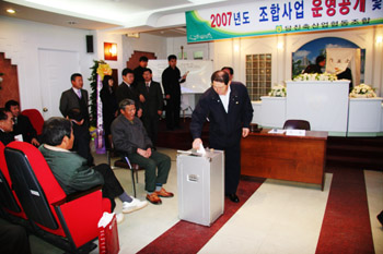 ▲ 지난 13일 열린 당진축협 신평면 대의원선거에서 한 조합원이 투표를 하고 있다.