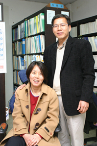 ▲ 때때로 의견이 다르고 경제적으로 힘들지만 이들 부부는 9시 뉴스를 보며 대화하고 같은 일에 함께 울고 웃으며 나를 뛰어넘어 사회구성원에게 관심을 기울이는, 같은 가치관과 신념을 가진 동반자로 서로를 깊이 존중하고 있다