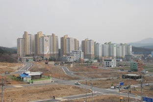 ▲ 읍내토지구획정리지구의 코오롱 하늘채 아파트 단지. 혀재 18개단지 중 7187세대가 승인돼 공급예정에 있다.