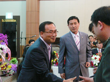 ▲ 당진군볼링협회 박재흥 신임회장이 신임임원단과 악수를 나누고 있다.