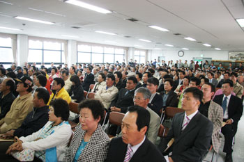 ▲ 석문산단 편입지 주민대책위원회 출범식에 참석한 주민들이 토지공사 보상팀의 설명을 듣고 있다.