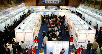 ▲ 구인구직난 해소를 위한 2007 취업박람회가 다음달 5일 호서고 체육관에서 열린다. 사진은 지난해 취업박람회의 모습