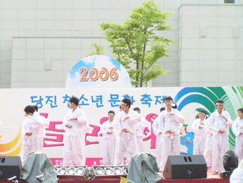 ▲ 오는 26일 당진문예의전당에서 2007 당진청소년문화축제 ‘놀러와 1318’이 열린다. 사진은 2006년 청소년 문화축제 단위행사의 한 장면
