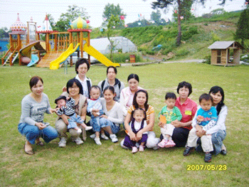 ▲ 율곡어린이집을 방문한 결혼이민자들이 자녀들과 함께 포즈를 취하고 있다.