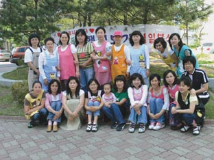 ▲ 별나라 어린이집 자모회 주관으로 열린 장애우와 소년소녀 가장 돕기 일일분식에서 자모회원들이 기념촬영을 하고 있다.