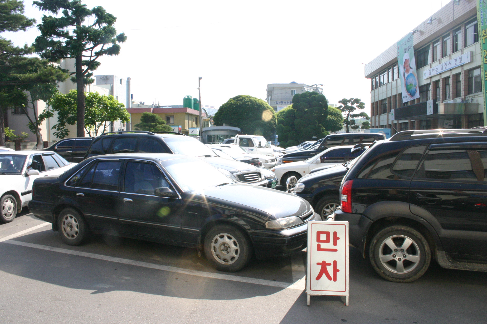 ▲ 당진군 주차장에 차량들이 가득한 모습. 공무원들의 차량과 인근 상가 상인들, 요일제를 지키지 않는 차량들로 가득하다.