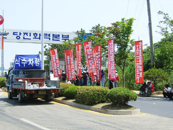 ▲ 석문면민들이 당진화력 정문에서 집회를 하고 있다.