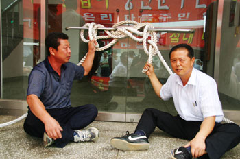 ▲ 지난 14일 주민설명회는 주민들의 원천봉쇄로 무산됐었다. 사진은 주민들이 문을 걸어 잠그고 있는 모습.