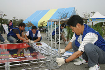 ▲ 쌀사랑축제에서 봉사활동을 하고 있는 현대제철직원의 모습