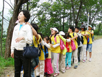 ▲ 한 조를 이룬 교사와 학생들이 영인산을 오르면서 서로의 어깨를 주물러주고 있다.