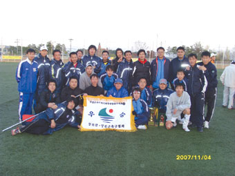 ▲ 군수기직장대항축구대회에서 우승한 현대제철B팀이 기념촬영을 하고 있다.