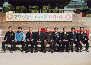 ▲ 합덕읍내 단체연합대회에 참가한 단체대표들이 내빈들과 함께 기념사진을 찍고 있다.
