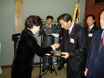 ▲ 오연섭 새마을운동 당진군지회장이 한창숙 충남도새마을회장으로부터 특별상을 전달받고 있다.