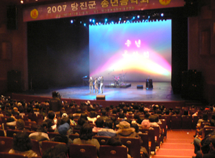 ▲ 가수 ‘타이푼’이 당진군 송년음악회에서 공연을 하고 있다.