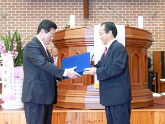 ▲ 박용완 신임회장(오른쪽)이 노장호 이임회장(왼쪽)에게 감사패를 전달하고 있다.