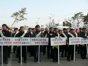 ▲ 수산물 소비촉진을 위한 캠페인에 모인 참가자들이 수산물의 안정성을 알리는 피켓을 들고 있다.