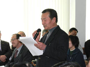 ▲ 한 참석자가 민종기 군수의 읍면순방에서 건의를 하고 있다.