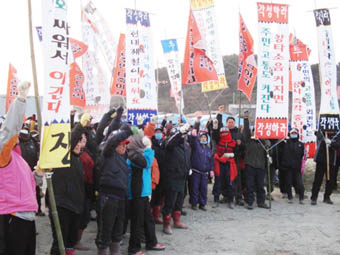 ▲ 성구미주민들이 현대제철 송산산단 건설로 인한 항타소음 피해를 주장하며 집회를 벌이고 있다.