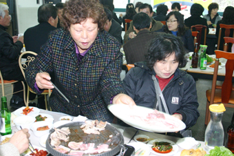 ▲ 시식회에 참석한 참석자들이 해나루 포크를 시식하고 있다.
