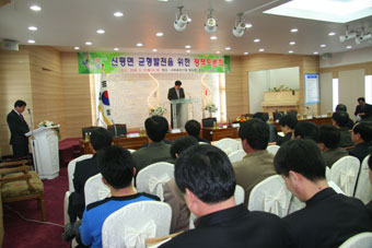 ▲ 신평면 균형발전을 위한 토론회에서 한기흥 지역사회연구소장이 인사말을 하고 있다.