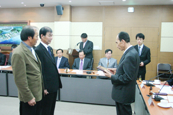 ▲ 서흥석 지회장이 전임 읍면회장들에게 감사패를 전달하고 있다.