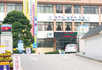 ▲ 당진군청 모습. 최근 위장전입 독려 사실이 알려지면서 공무원사회도 불안에 떨고 있다.