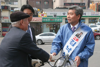 ▲ 김낙성 당선자는 지지자와 기권자, 반대자 모두의 소망과 염원을 기억해주기 바란다. 그리고 피땀흘려 일해주기 바란다.