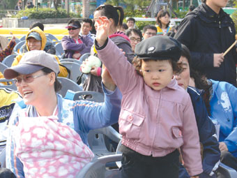 ▲ 주민과 관광객들이 삽교천 조개구이 축제 행사에 참여하고 있는 모습.