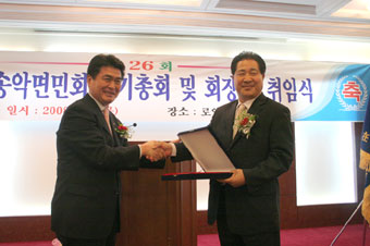▲ 이백순 취임회장이 이상열 이임회장에게 공로패를 전달하고 있다.