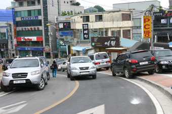 ▲ 남산진입로를 역주행해 오는 한 차량의 모습