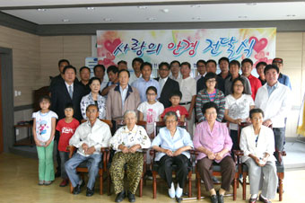 ▲ 사랑의 안경전달식에 참석한 면천사랑봉사회 회원들과 안경을 전달받은 학생과 노인들.