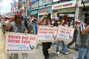 ▲ 지난 8일 환경미화원들이 당진읍 시가지를 행진하며 ‘각 시·군 단체장이 성실한 임금협상에 나설 것’을 촉구했다.