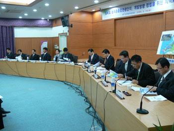 ▲ 도비도 농어촌종합단지 개발방향 정립을 위한 토론회가 홍문표사장 등 본사 임원들과 당진환경연합, 참여연대 등 시민단체, 지역주민 등 150여명이 참석한 가운데 열렸다.