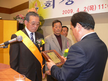 ▲ 지난 2일 바르게살기운동당진군협의회 임형락 이임회장이 훈장증을 받고 있다.