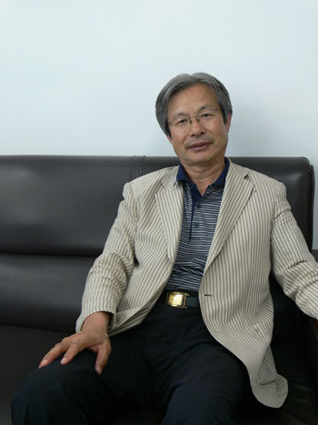 ▲ 김/규/환●연혁·「시와 시론」으로 등단·한국문인협회 회원·한국시인협회 회원·서안시 문학회 동인·시집 「그리움의 활주로」, 「파도를 모으는 섬」 등