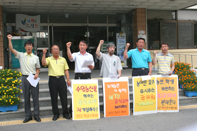 ▲ 당진군학교급식위원회가 학교급식 조례안의 개정을 요구하는 기지회견을 가졌다.